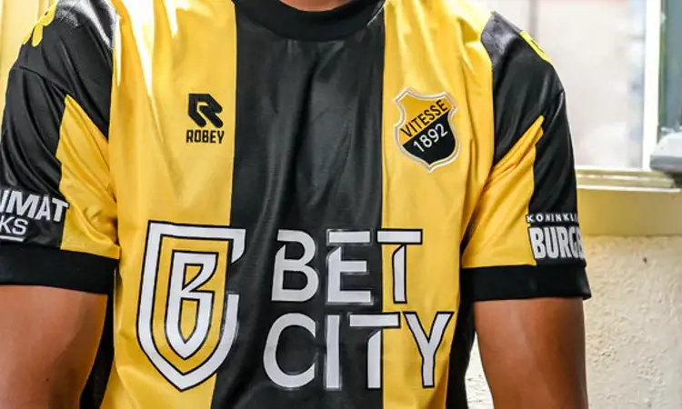 Dit zijn de Vitesse voetbalshirts 2024-2025