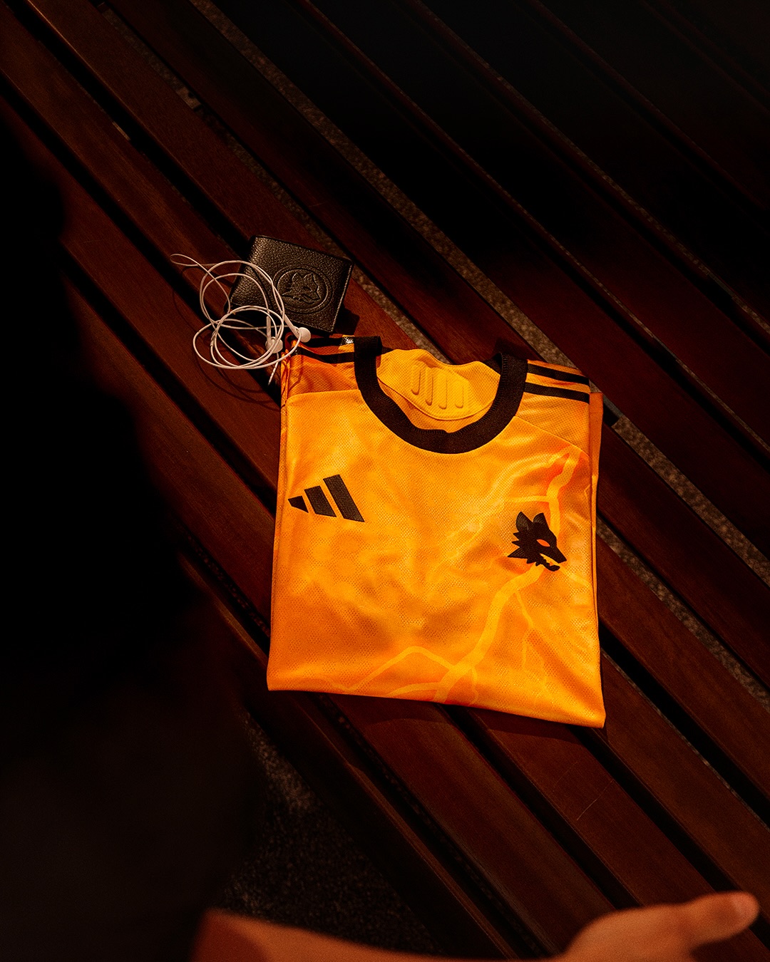 AS Roma uitshirt 2025-2026 is oranje met bliksemschichten!