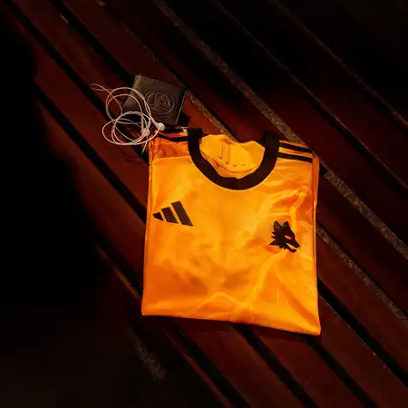 AS Roma uitshirt 2025-2026 is oranje met bliksemschichten!