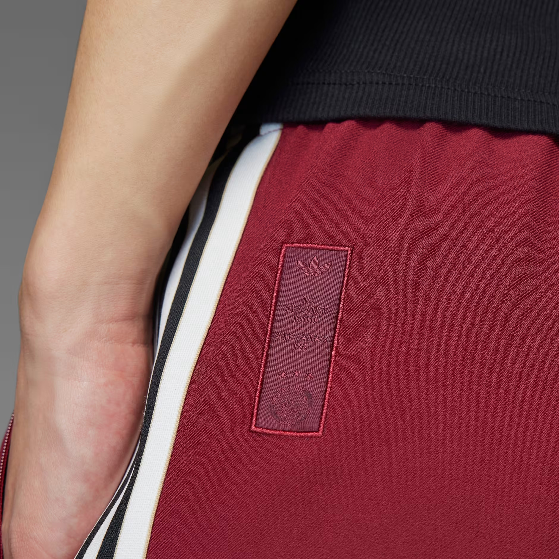 Dit is het Ajax trainingsjack ter ere van het 125 jarig bestaan