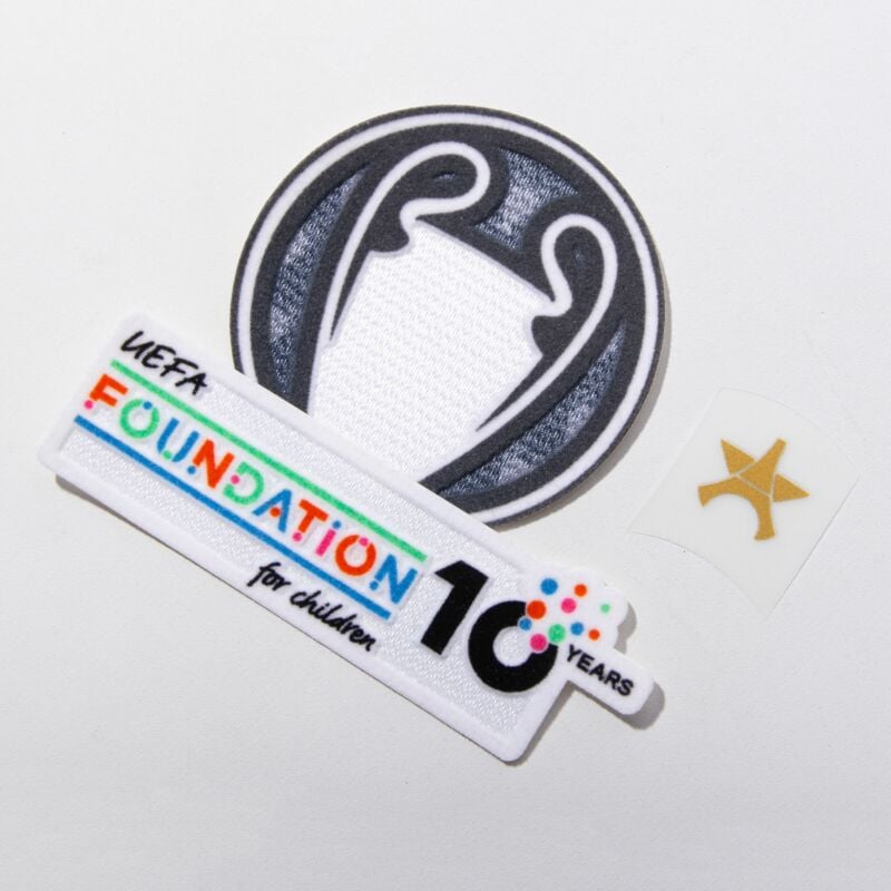 Waarom dragen clubs in de Champions League twee badges op de rechtermouw?