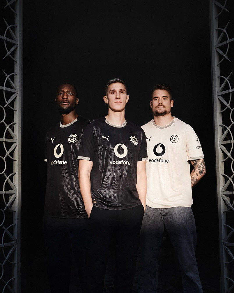 Borussia Dortmund eerst Stadion Rote Erde met jubileumshirt