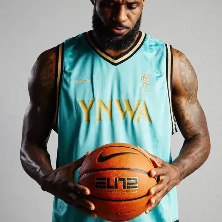 Chapter 2! Nike en LeBron lanceren opnieuw uniek Liverpool FC voetbalshirt