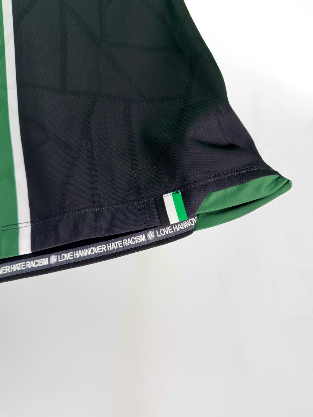 Hannover 96 uitshirt 2025-2026 in stijl traditionele clubkleuren!