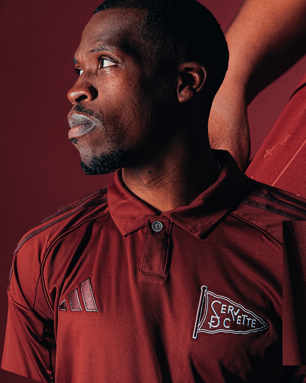 Dit is het Servette FC voetbalshirt ter ere van 135 jarig bestaan