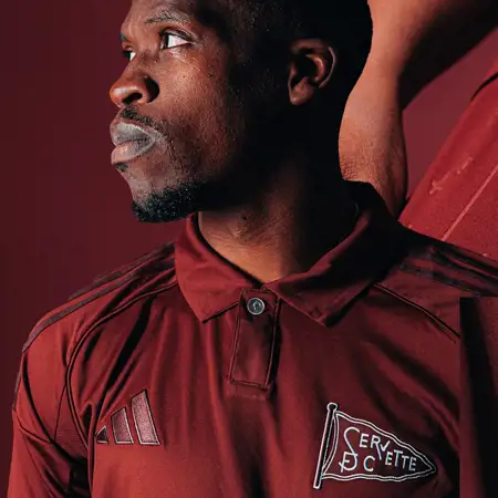 Dit is het Servette FC voetbalshirt ter ere van 135 jarig bestaan