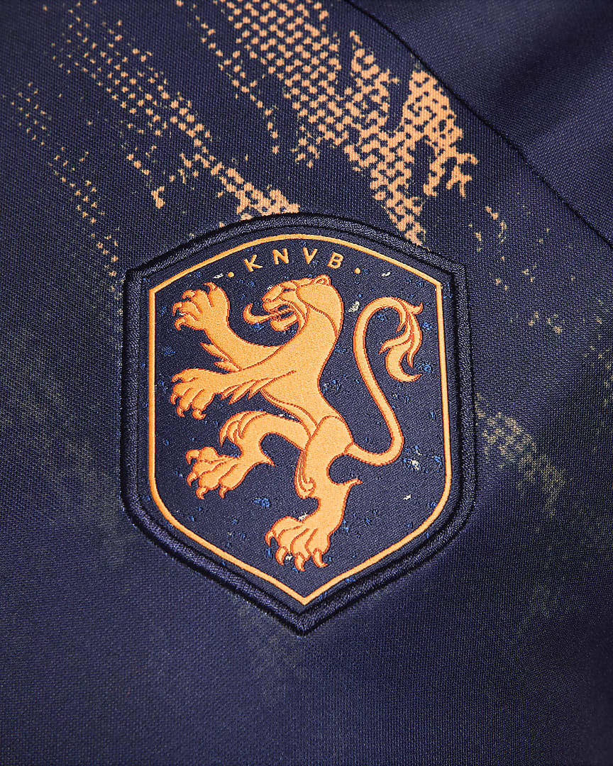 Dit is het Oranje Leeuwinnen warming-up shirt 2023-2024