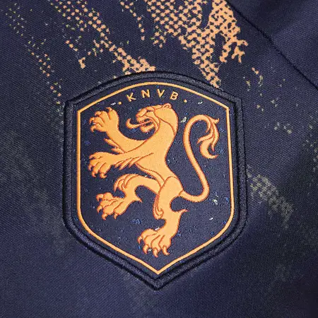 Dit is het Oranje Leeuwinnen warming-up shirt 2023-2024
