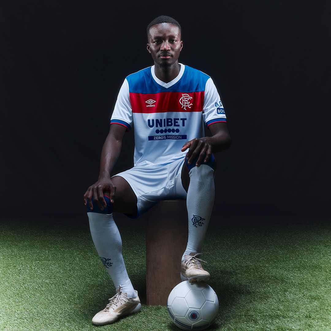 Dit zijn de Rangers FC voetbalshirts 2025-2026 van Umbro