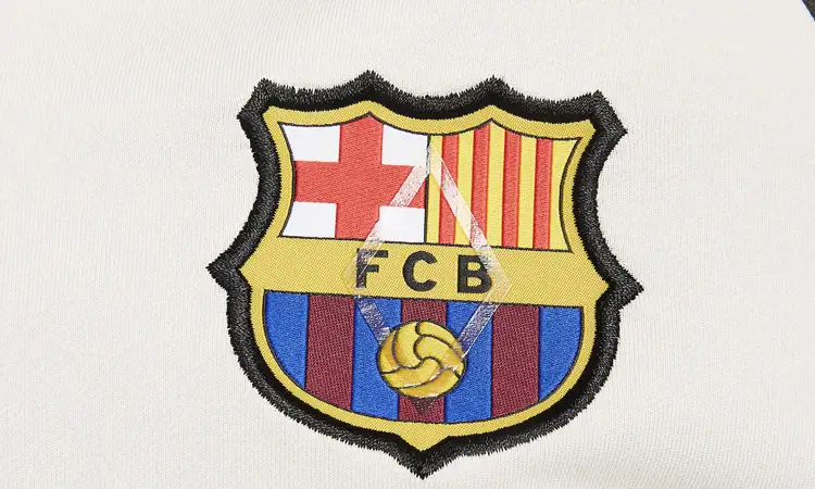 FC Barcelona draagt beige trainingspak in 2023-2024