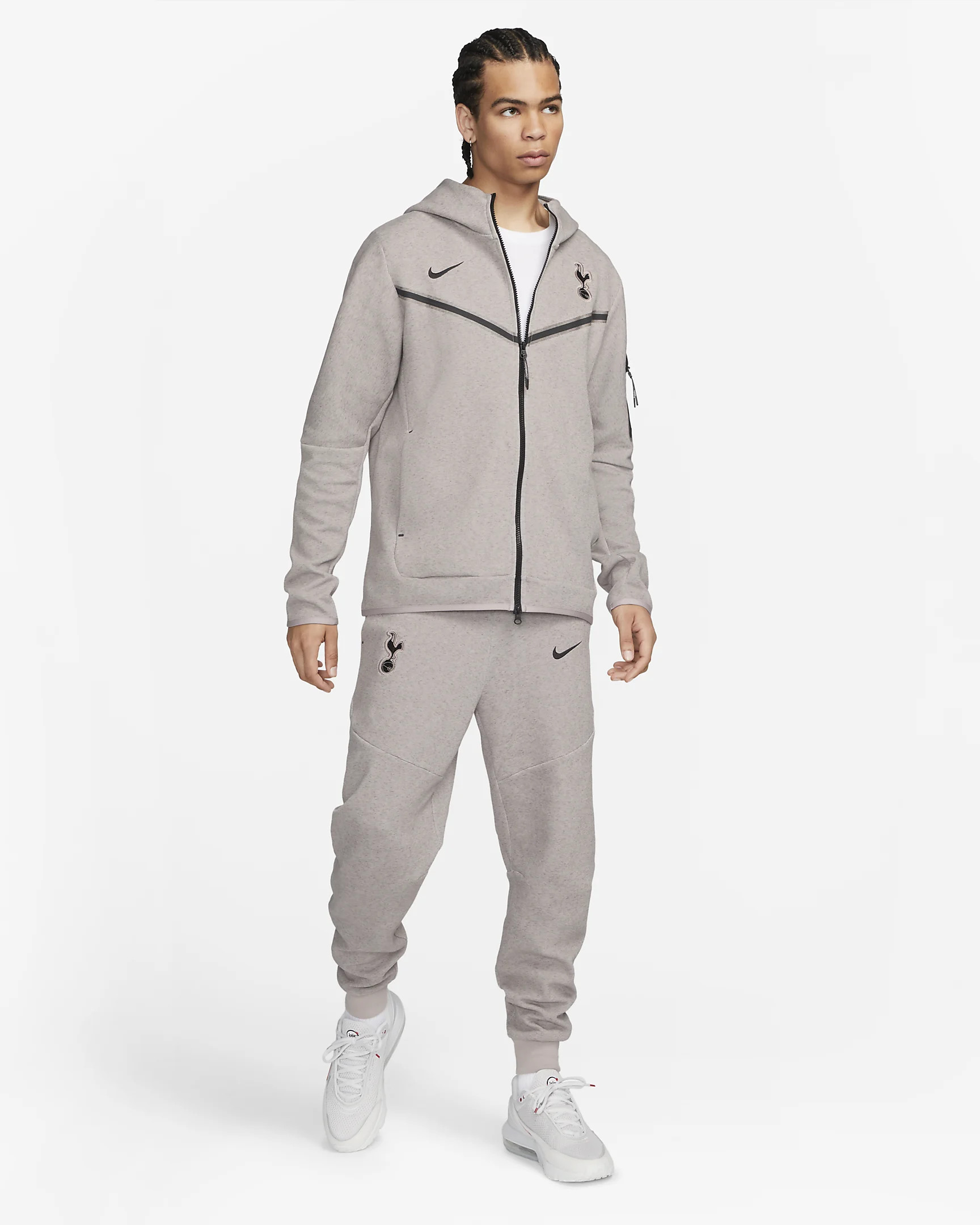 Dit is het bruine Tottenham Hotspur Nike tech fleece joggingpak 2023-2024