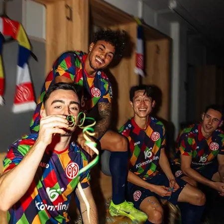 FSV Mainz carnaval voetbalshirt 2024-2025 geïnspireerd door Schwellkop Karlchen