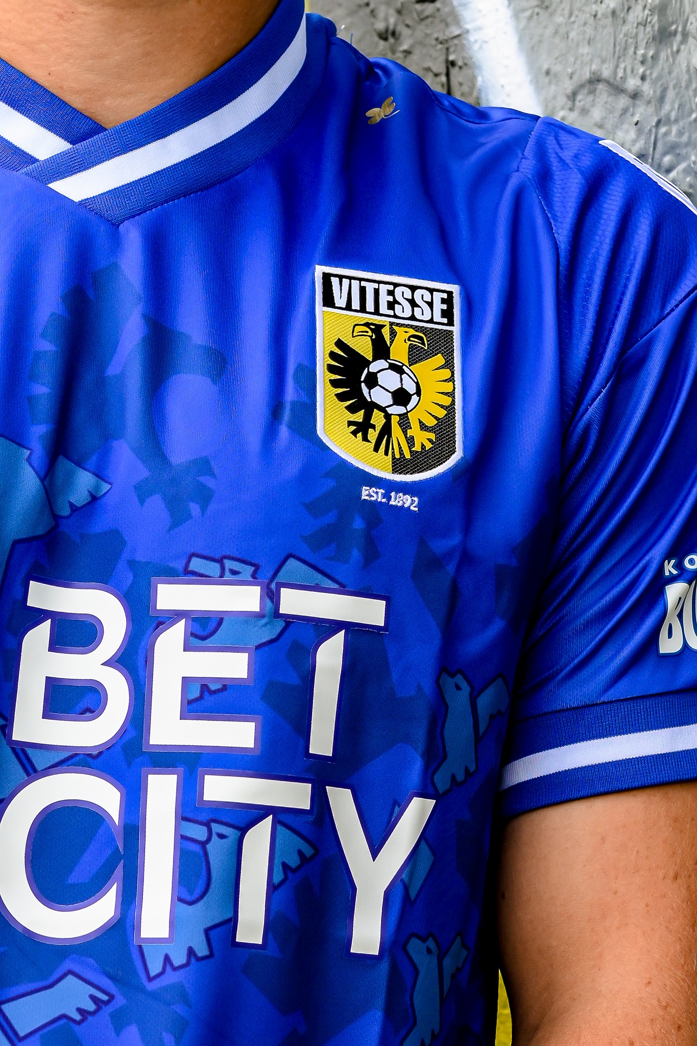 Dit zijn de Vitesse voetbalshirts 2024-2025