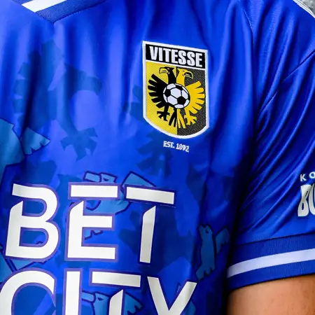 Dit zijn de Vitesse voetbalshirts 2024-2025