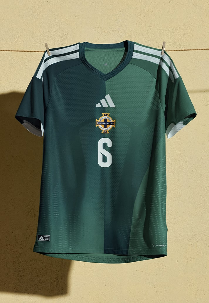 Noord-Ierland thuisshirt 2026-2027 in teken architectuur