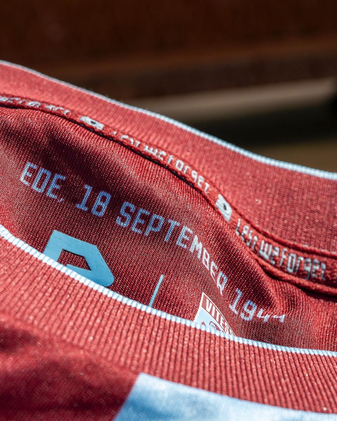 Dit is het Vitesse Airborne voetbalshirt 2023-2024