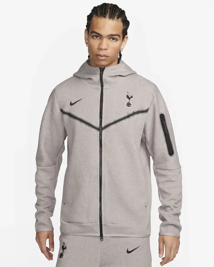 Dit is het bruine Tottenham Hotspur Nike tech fleece joggingpak 2023-2024