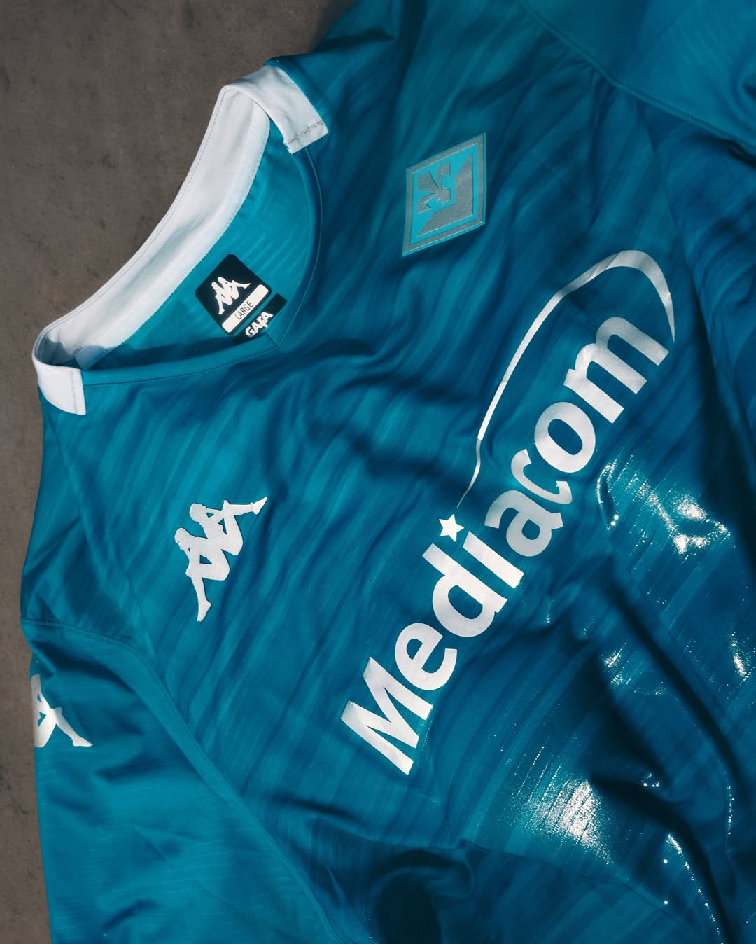 Fiorentina voetbalshirts 2025-2026 geïnspireerd door shirts jaren '90, basiliek en Arno