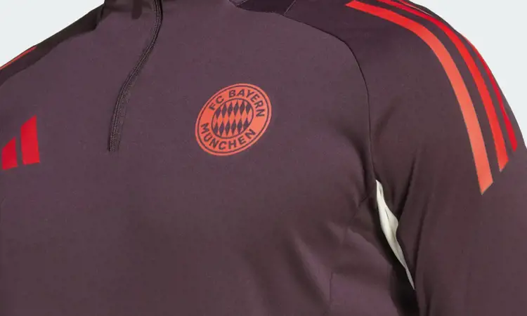 Dit is het bordeaux rode Bayern München trainingspak 2024-2025