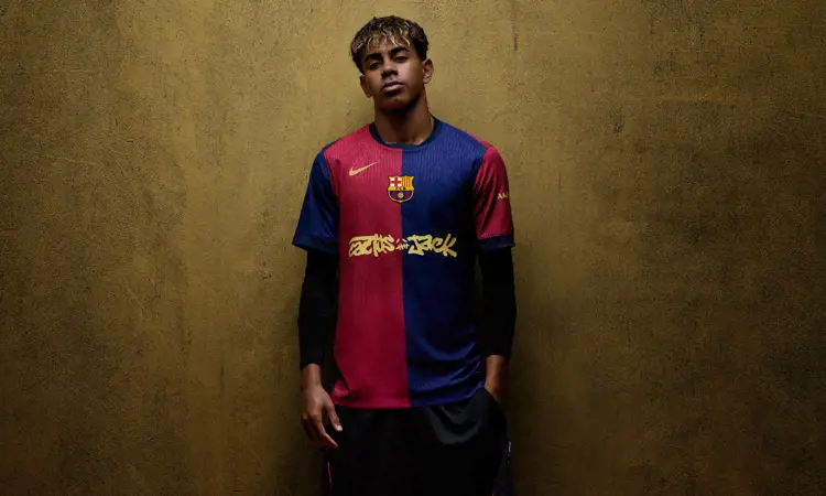 Travis Scott logo op FC Barcelona voetbalshirt tijdens El Clásico