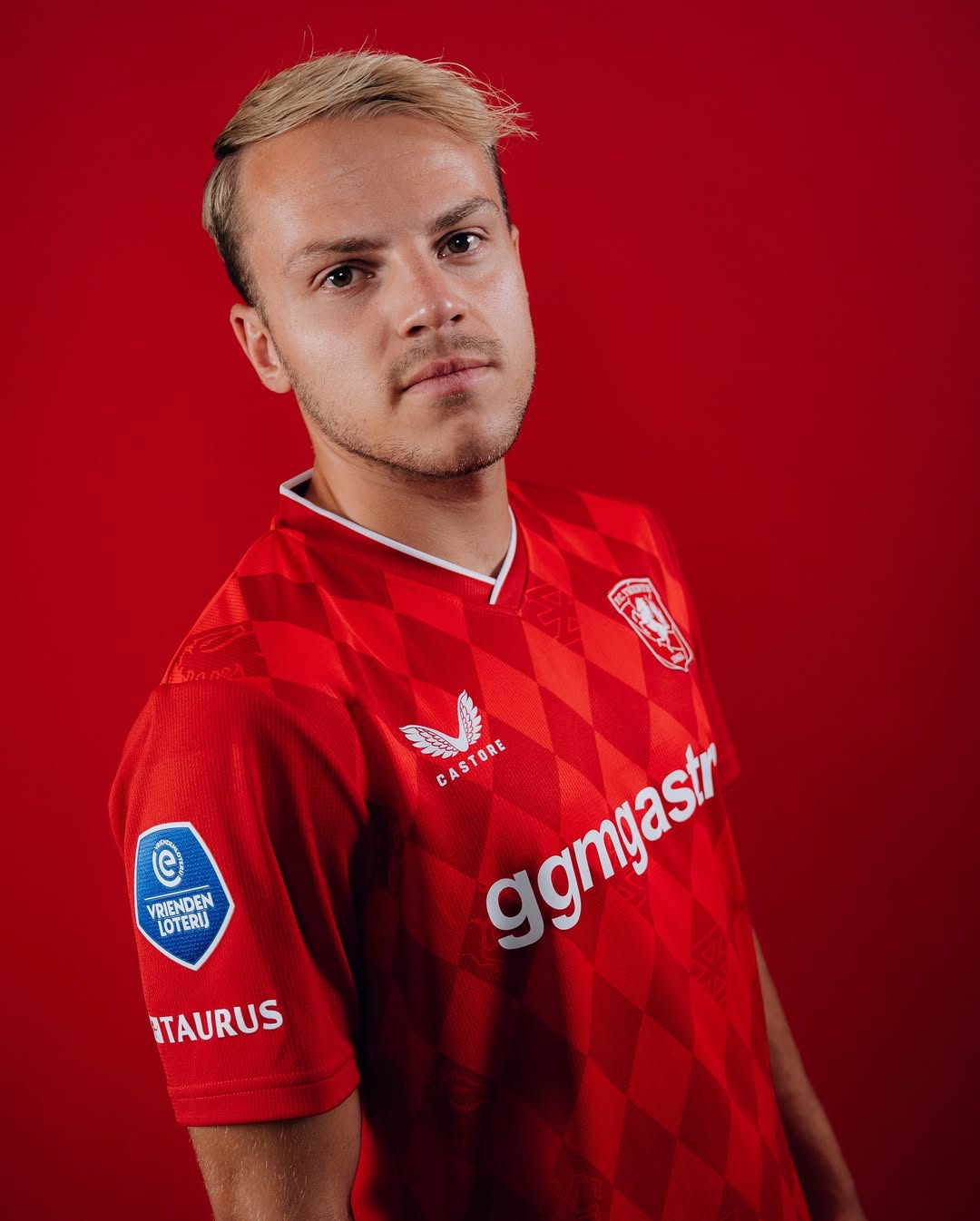FC Twente voetbalshirts 2025-2026 geïnspireerd door shirt 2010-2011 en Diekman Stadion