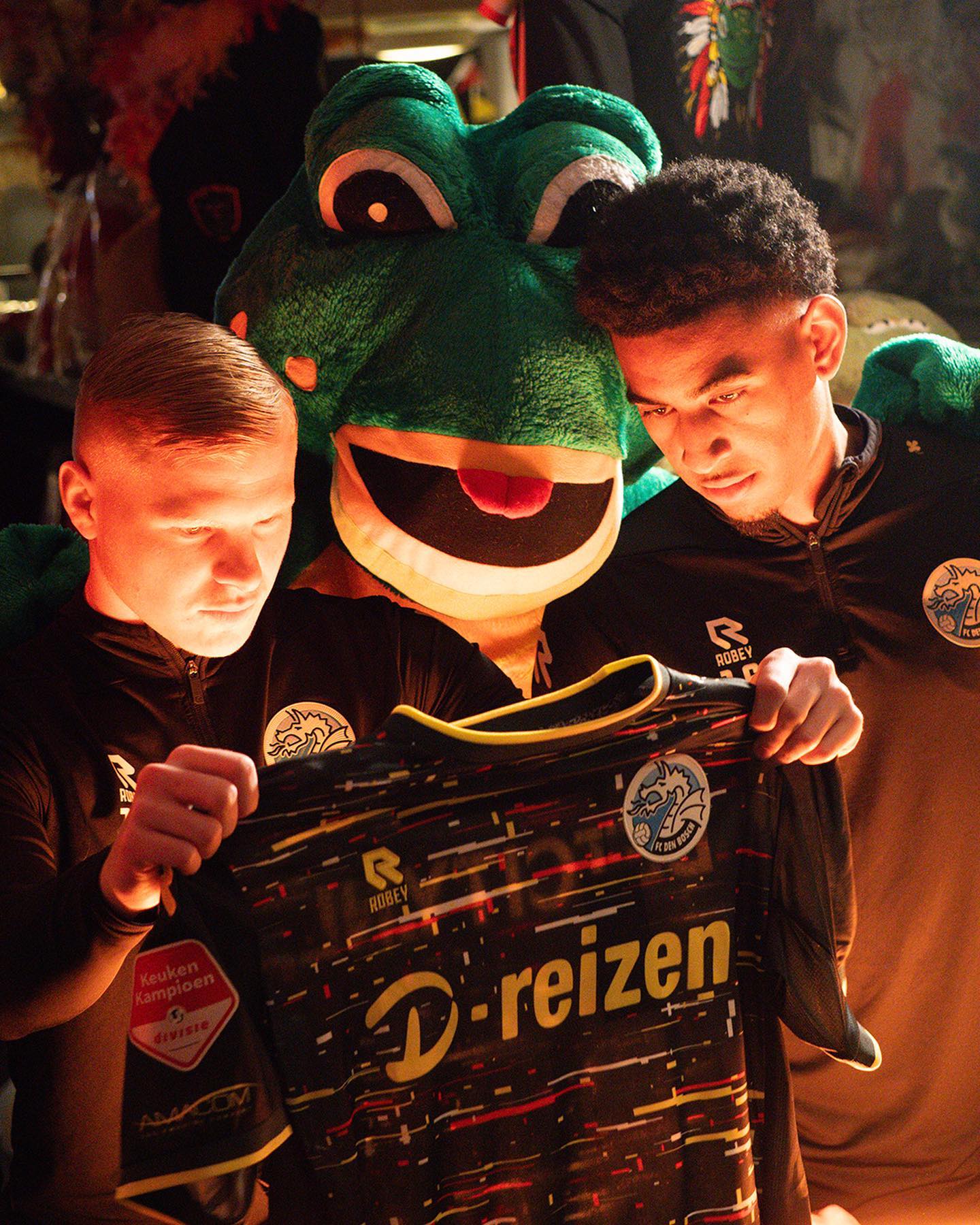FC Den Bosch en Robey lanceren Oeteldonk voetbalshirt voor carnaval