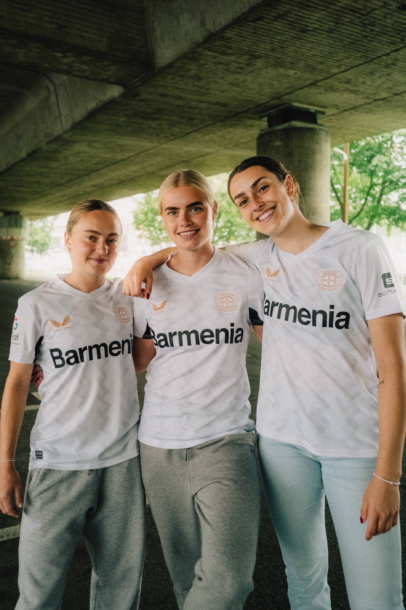 Bayer Leverkusen voetbalshirts 2024-2025 in stijl stad