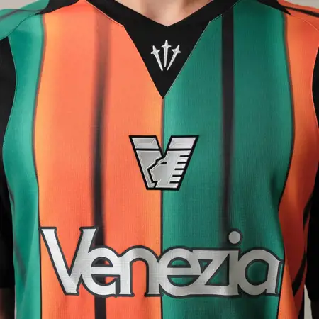Dit zijn de Venezia FC voetbalshirts 2025-2026 van NOCTA