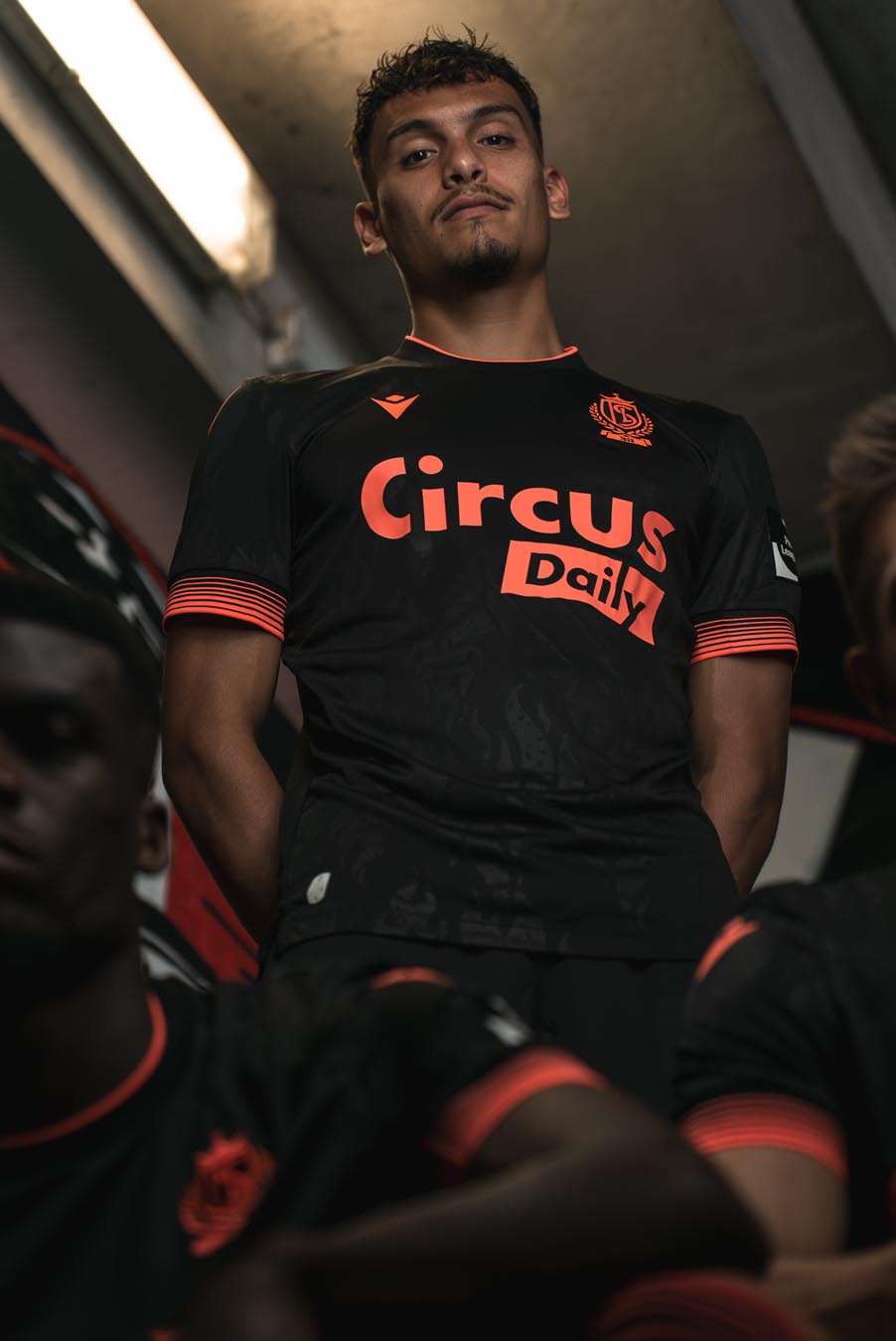 Dit zijn de Standard Luik voetbalshirts 2025-2026 van Macron