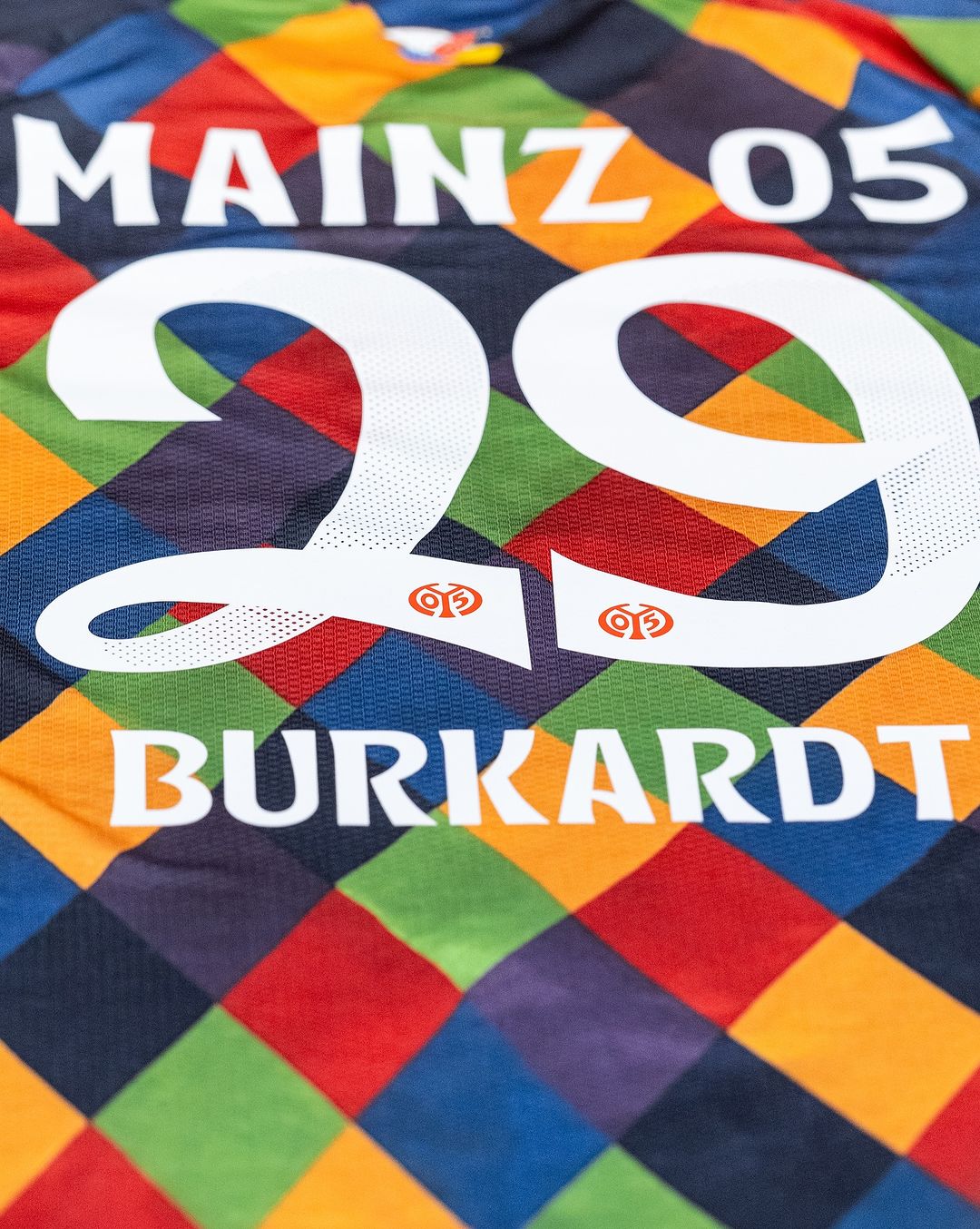 FSV Mainz carnaval voetbalshirt 2024-2025 geïnspireerd door Schwellkop Karlchen