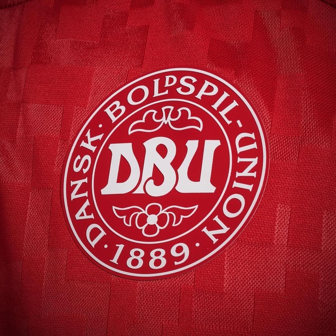 Denemarken EK 2024 voetbalshirts eerbetoon aan voetbalgemeenschap