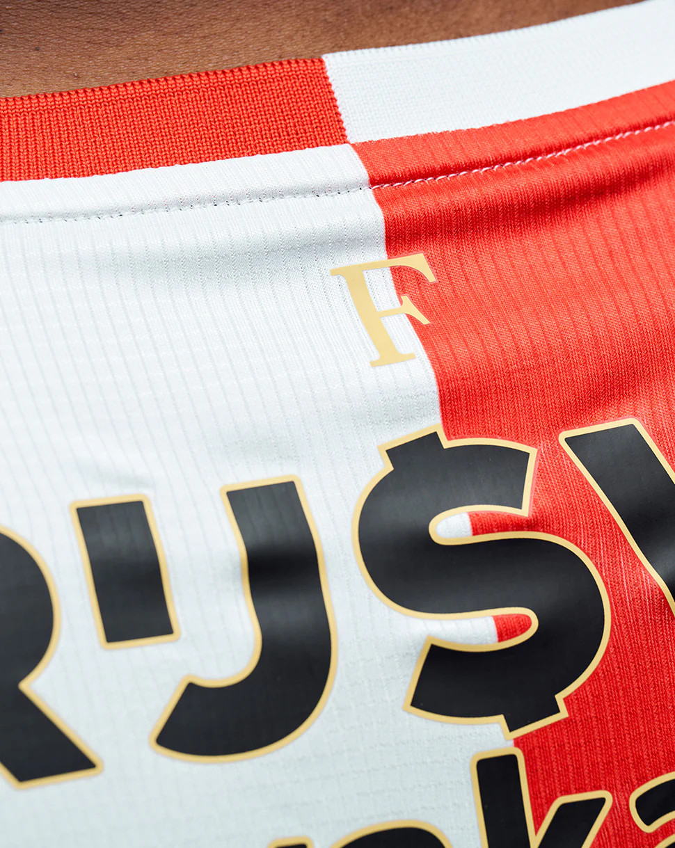 Feyenoord thuisshirt 2025-2026 bevat gouden details!
