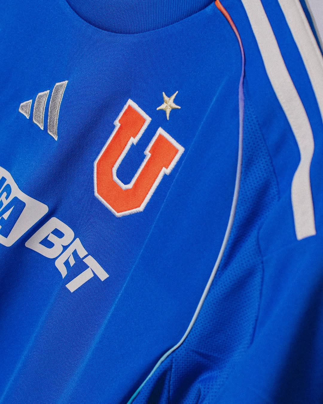 Universidad de Chile voetbalshirts 2025 bevatten nieuwe adidas template