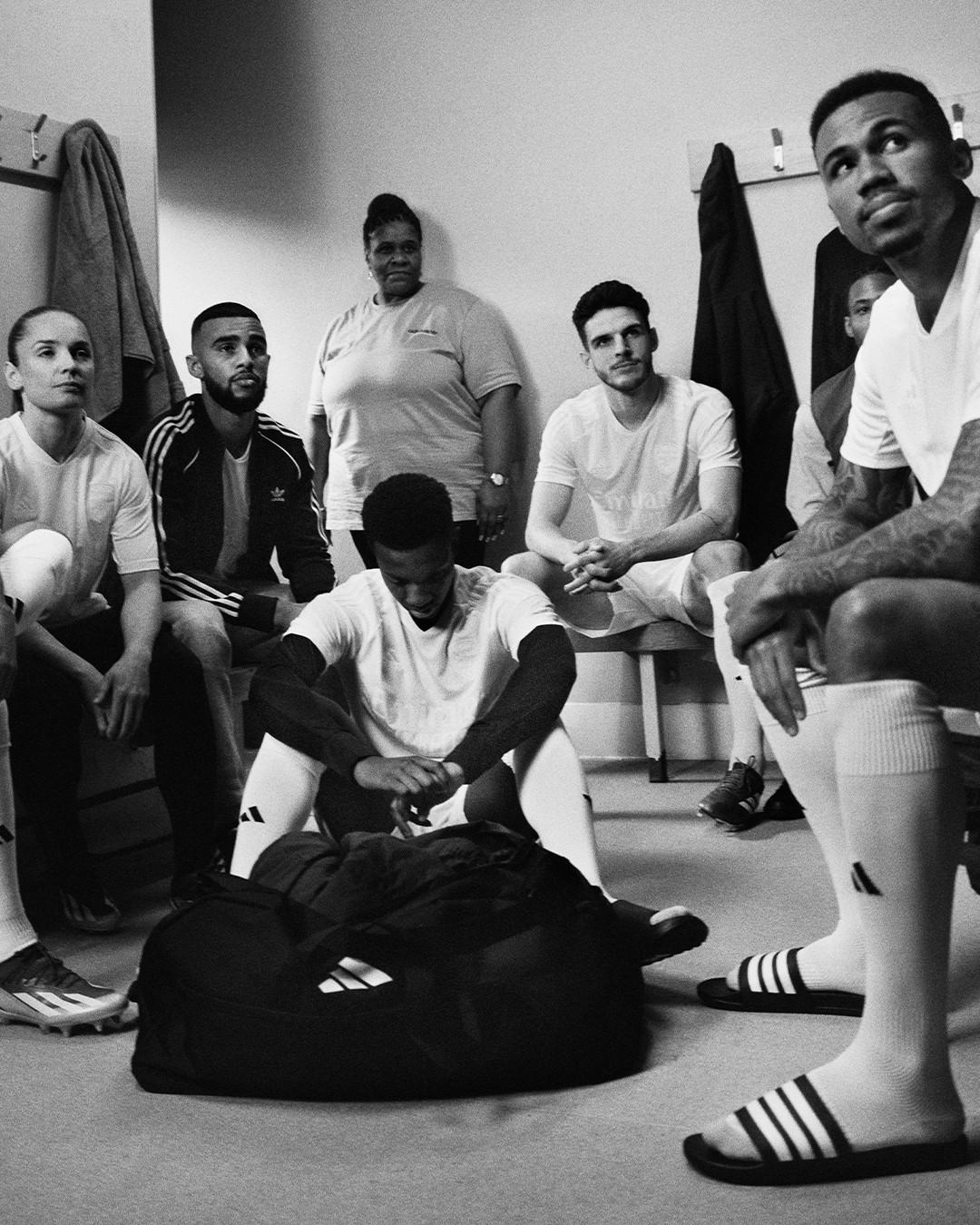 Arsenal draagt wit voetbalshirt in FA Cup wedstrijd tegen Liverpool