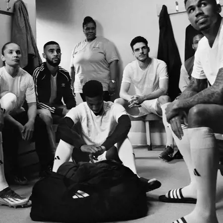 Arsenal draagt wit voetbalshirt in FA Cup wedstrijd tegen Liverpool