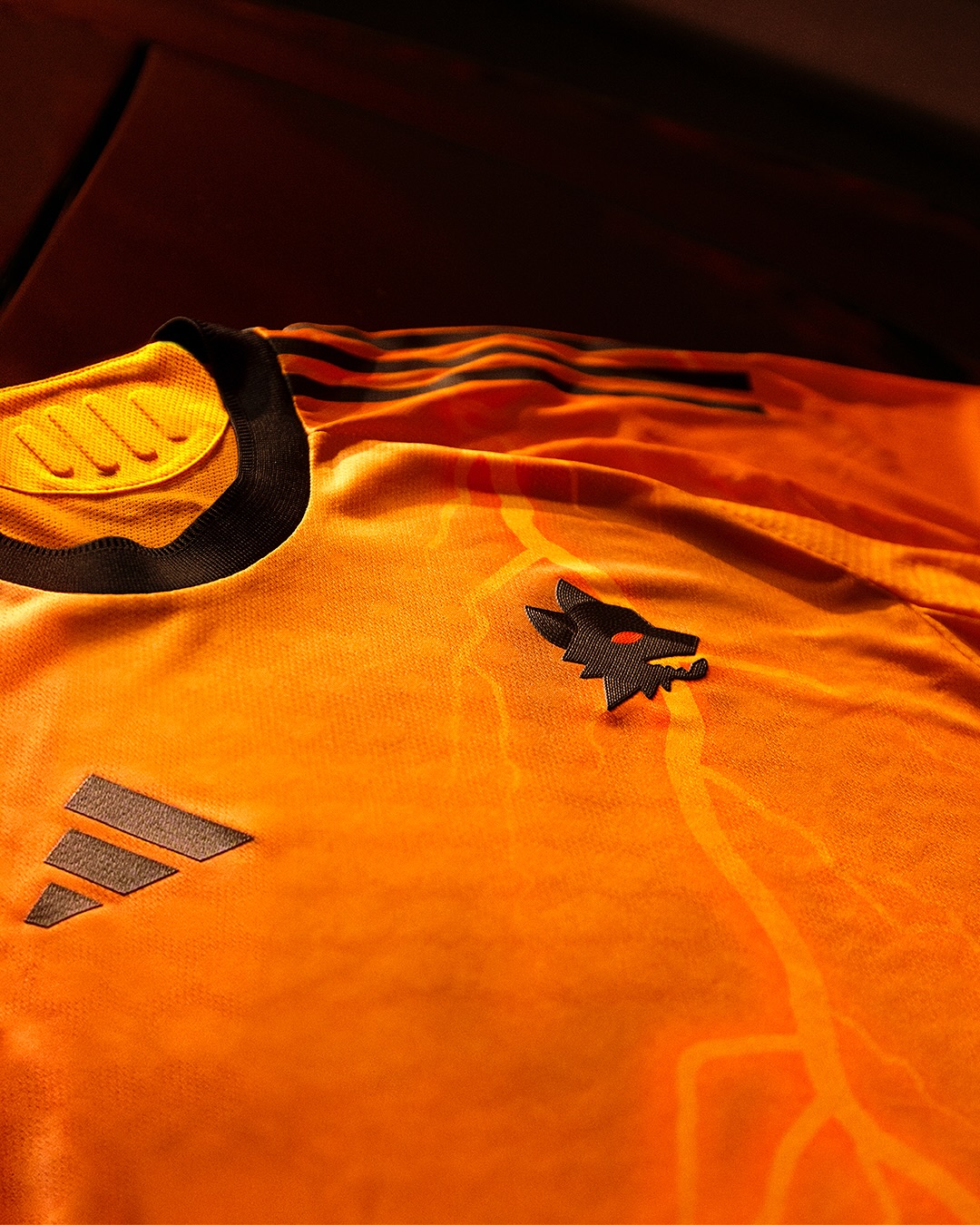 AS Roma uitshirt 2025-2026 is oranje met bliksemschichten!