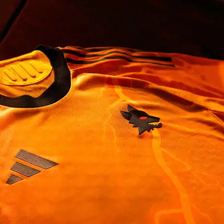 AS Roma uitshirt 2025-2026 is oranje met bliksemschichten!