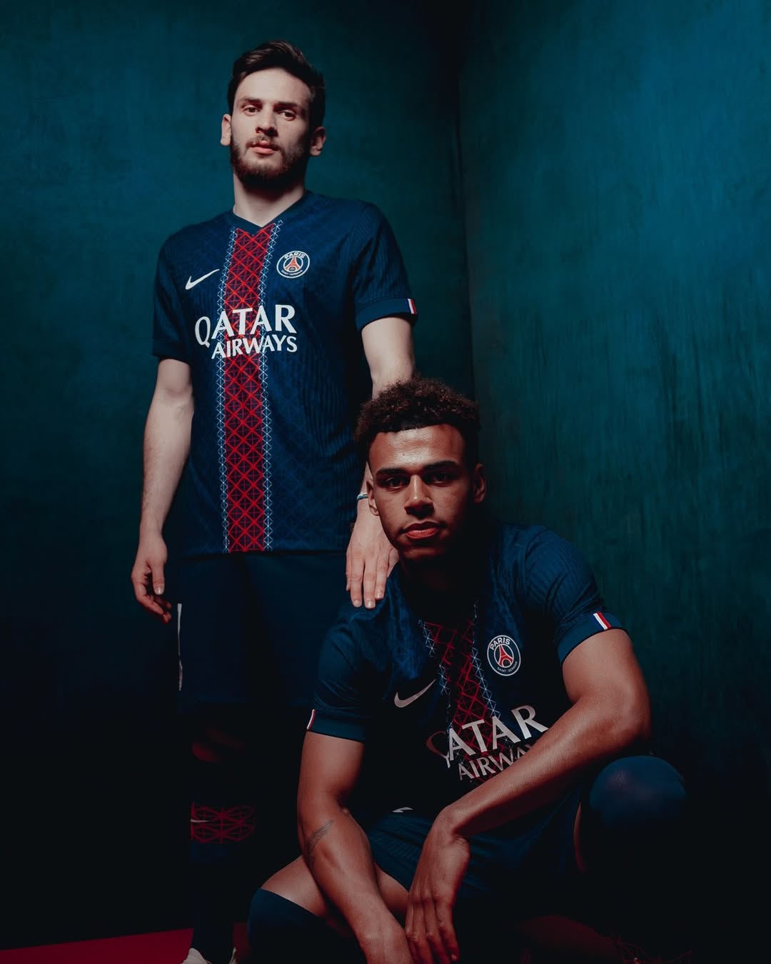 Paris Saint Germain thuisshirt 2025-2026 combineert Hechter met Eiffeltoren