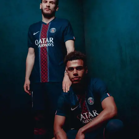 Paris Saint Germain thuisshirt 2025-2026 combineert Hechter met Eiffeltoren