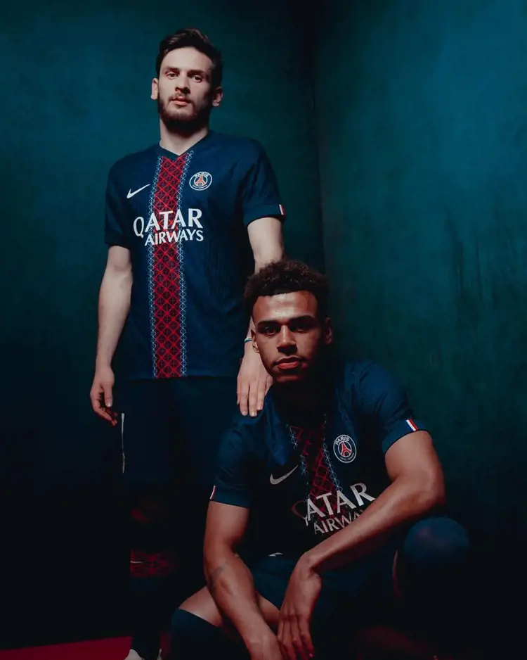 Le PSG avec un maillot Hechter en 2020-21 pour les 50 ans du club Le PSG avec un maillot Hechter en 2020-21 pour les 50 ans du club