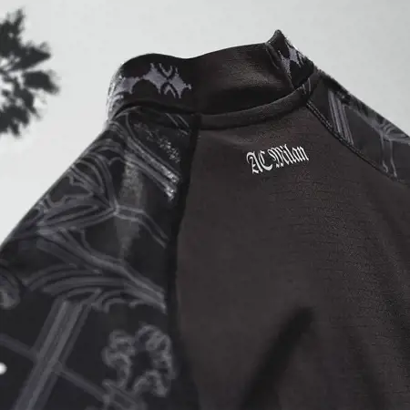 Dit is het AC Milan 4e voetbalshirt 2024 van PLEASURES en Puma