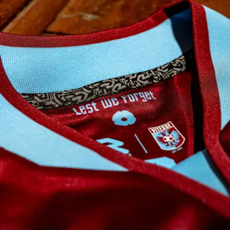 Dit zijn de Vitesse voetbalshirts 2024-2025