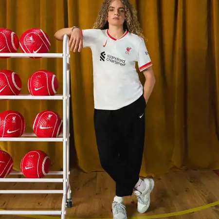 Liverpool 3e shirt 2024-2025 ode aan kunstenaars, vrouwenvoetbal en punks!