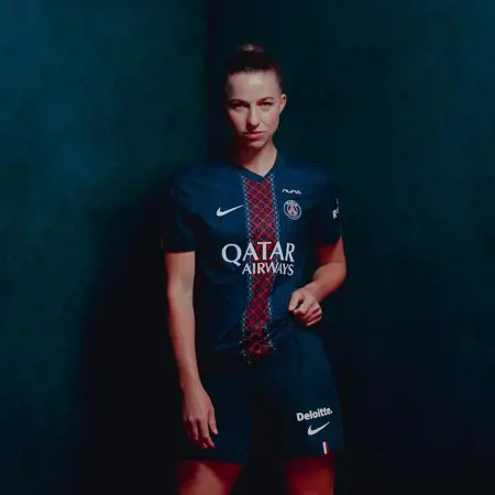 Paris Saint Germain thuisshirt 2025-2026 combineert Hechter met Eiffeltoren