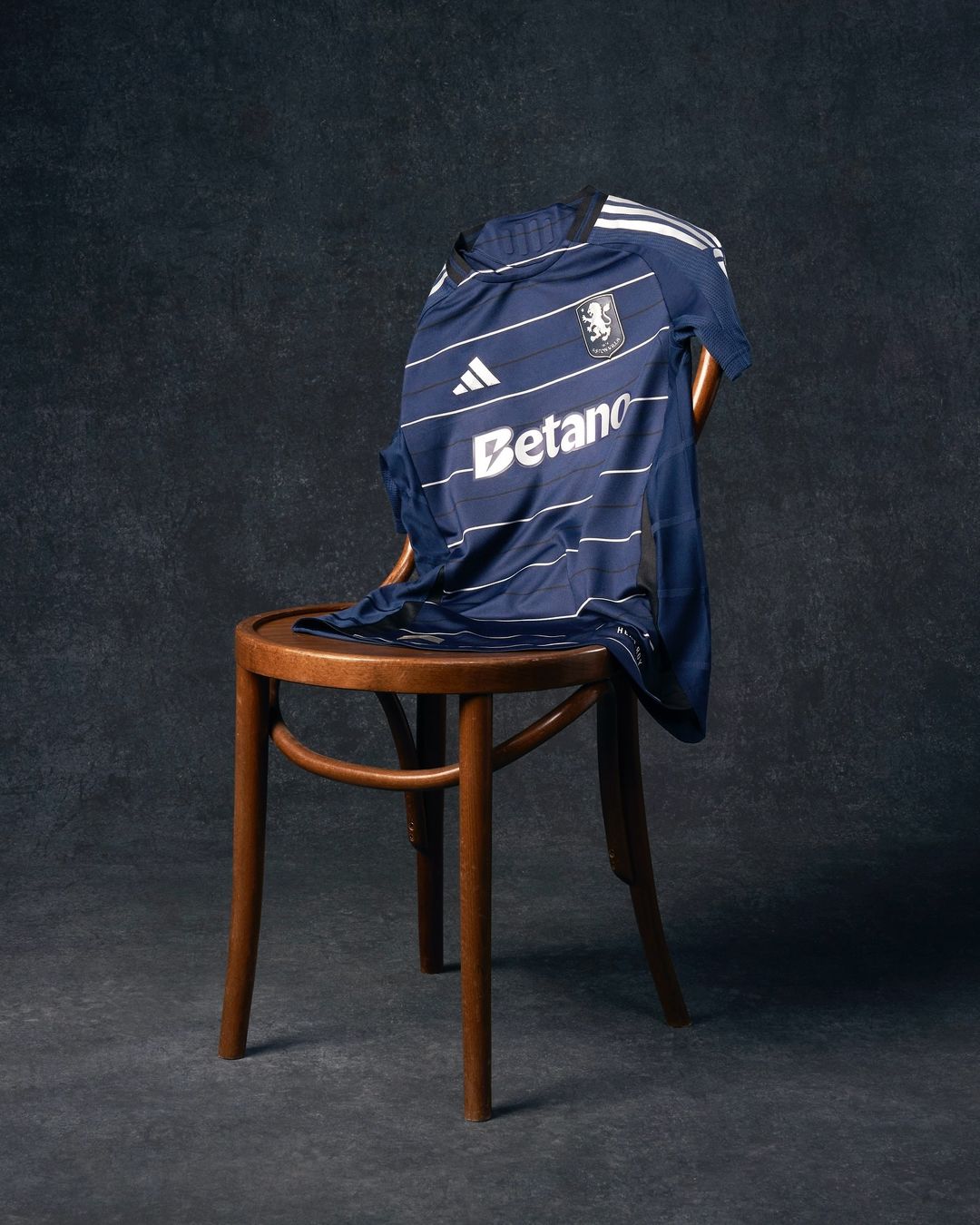 Dit zijn de Aston Villa voetbalshirts 2024-2025 van adidas