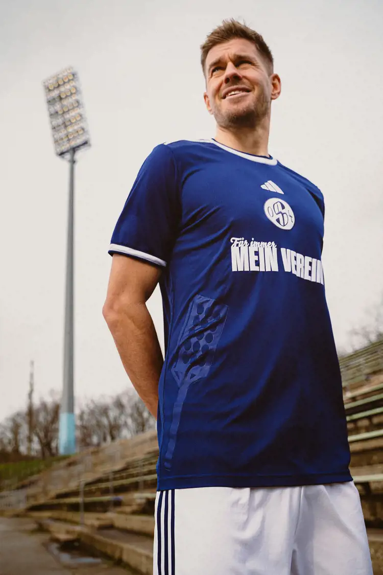 Schalke 04 en jonge fans lanceren special edition voetbalshirt