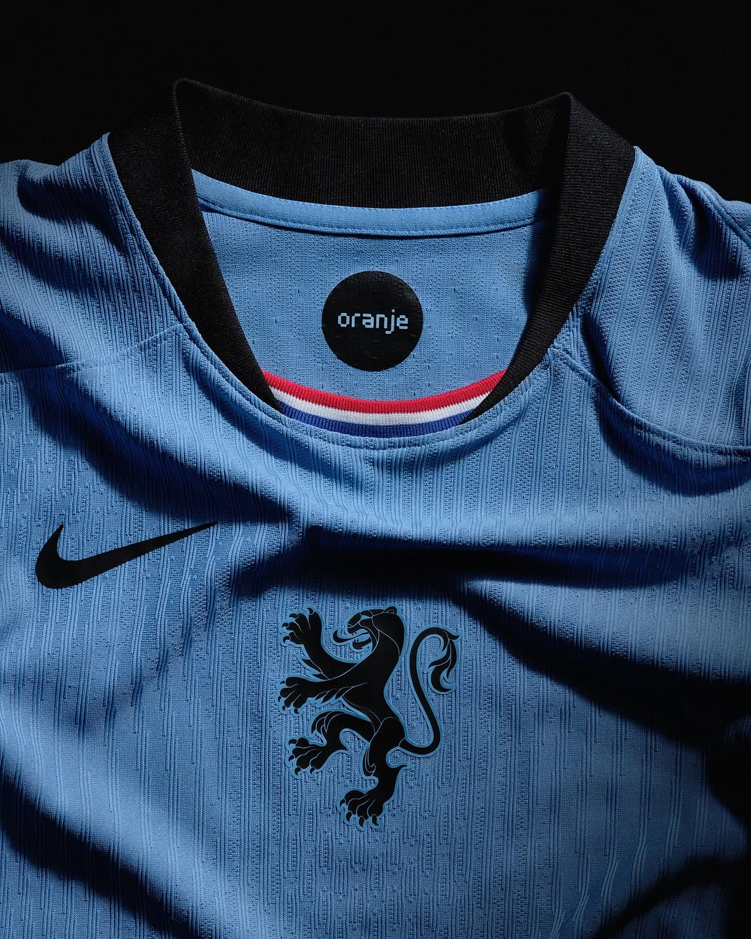 Oranje Leeuwinnen EK 2025 voetbalshirts geïnspireerd door Total 90!