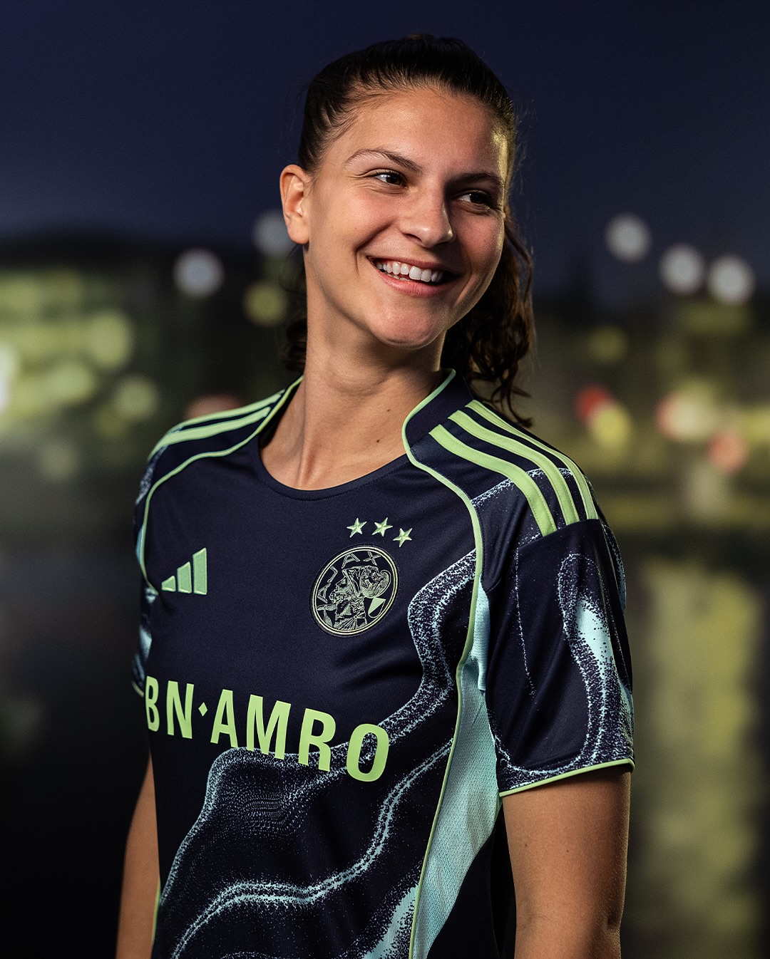 Ajax uitshirt 2025-2026 ode aan Amsterdam en jeugdopleiding! 