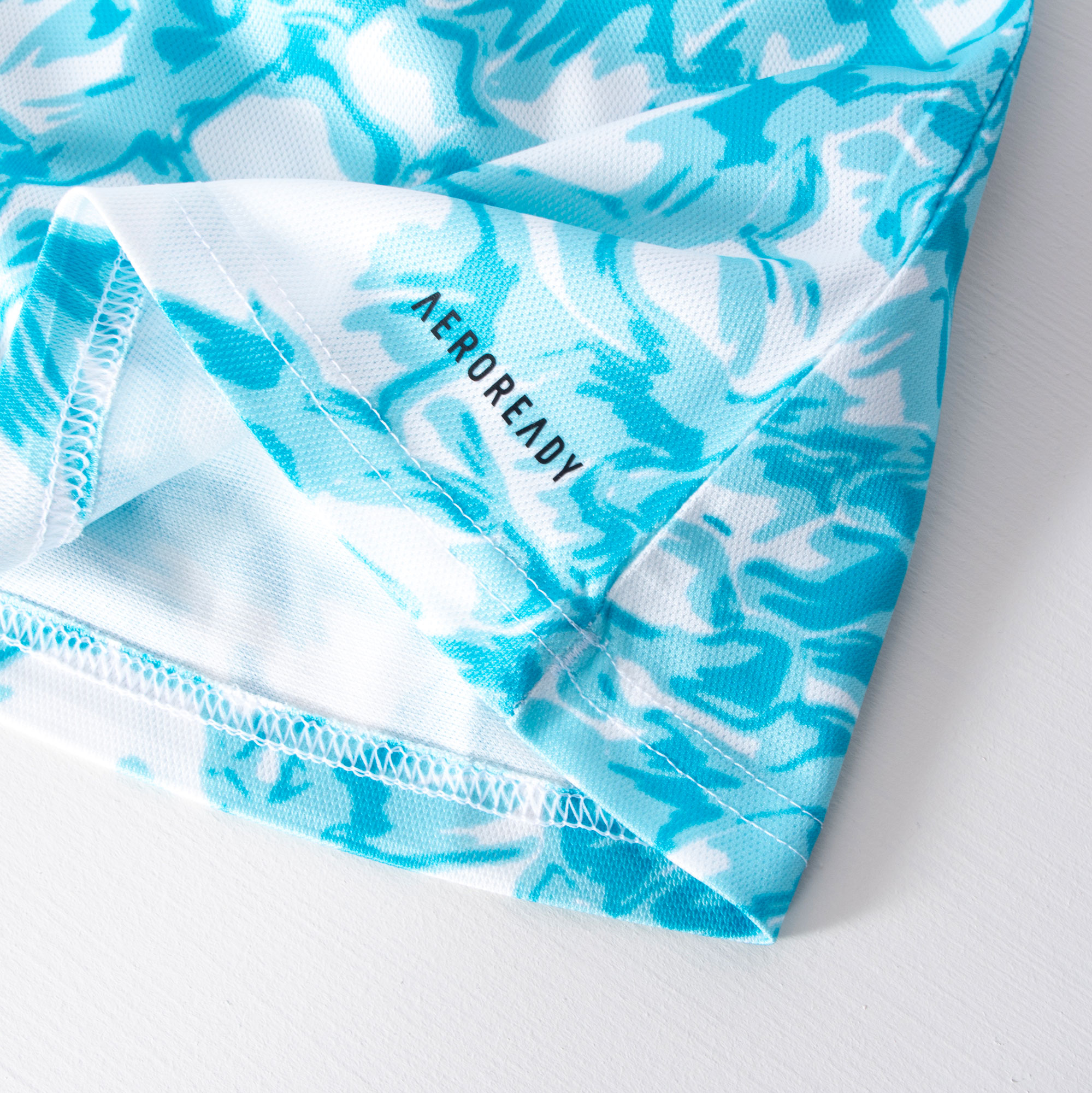 Dit is het Ajax warming-up shirt 2023-2024