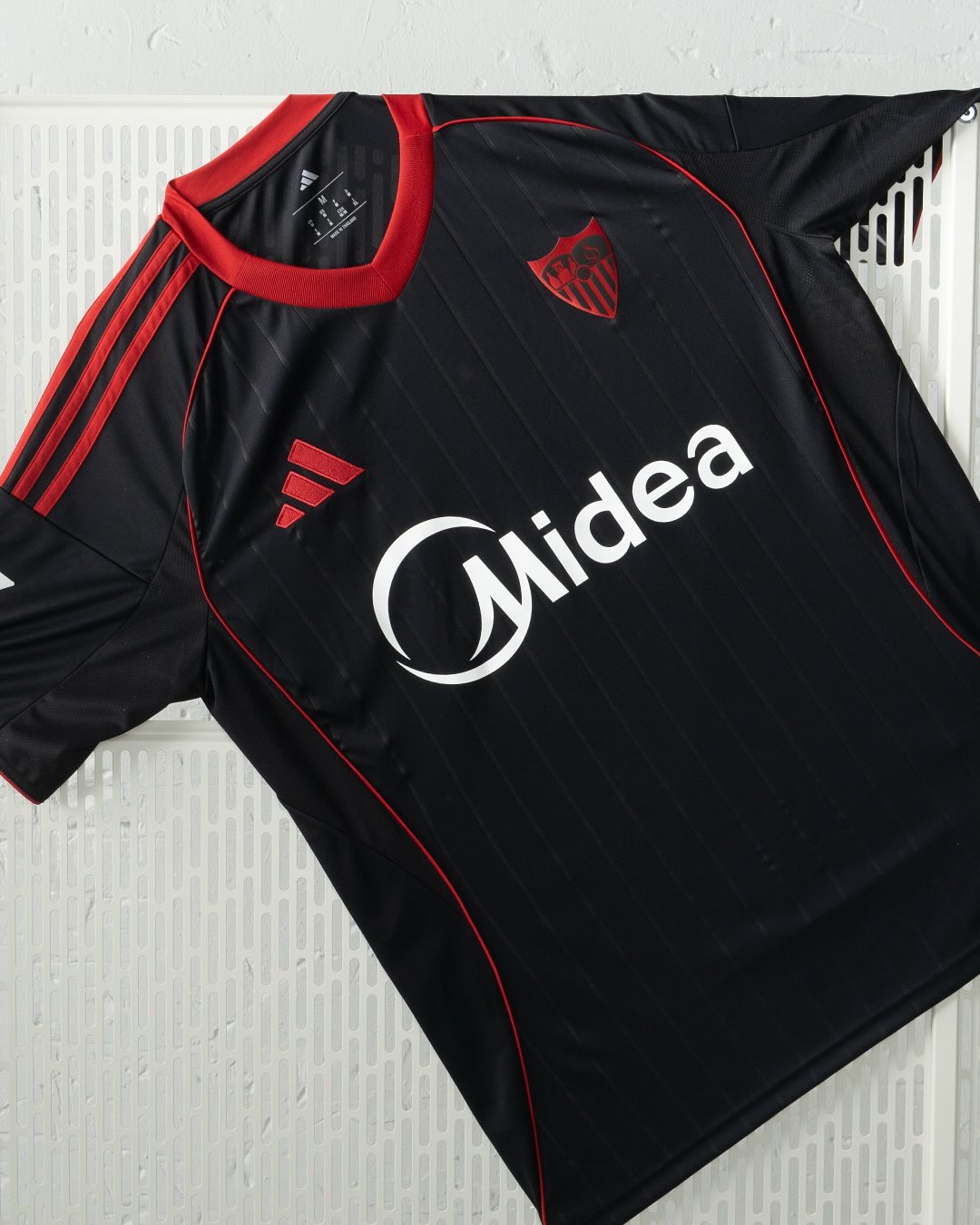 Dit zijn de Sevilla CF voetbalshirts 2025-2026 van adidas